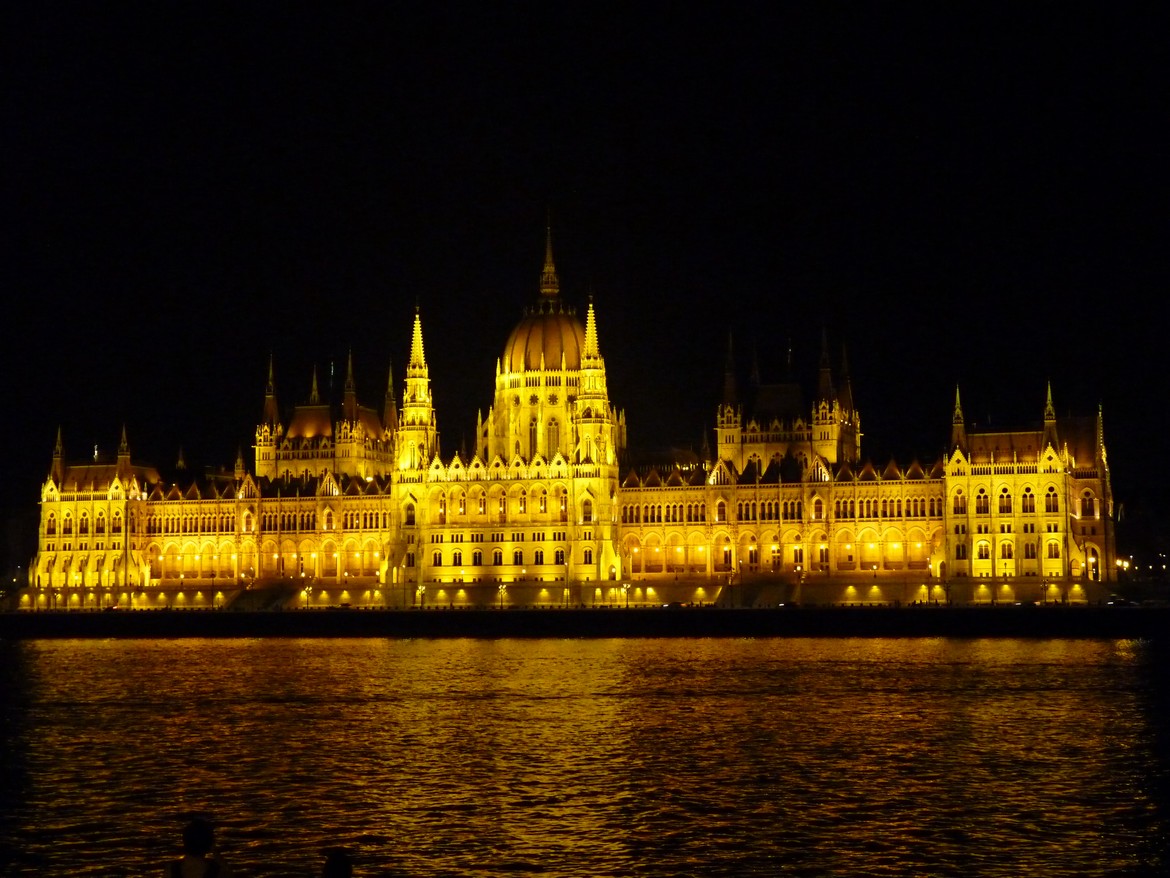 Budynek parlamentu w Budapeszcie nocą